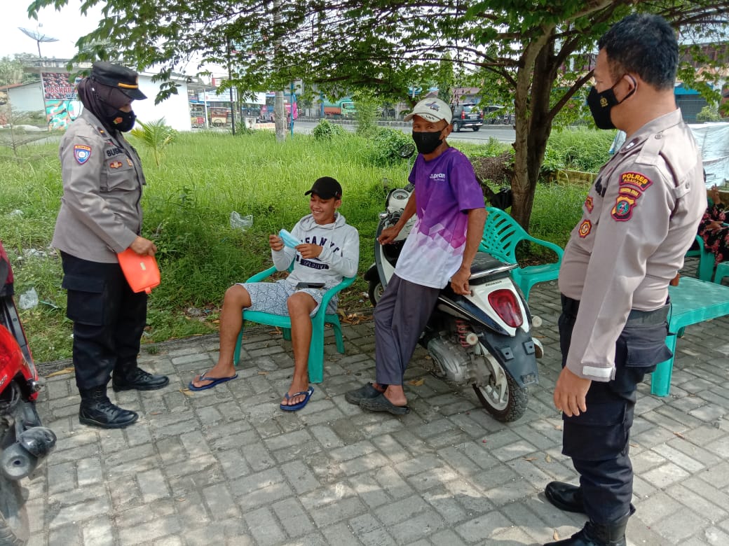 Kanit Binpolmas Polres Asahan Ipda Devi dan Rekannya Ajak Warga Agar Ikuti Vaksinasi Booster