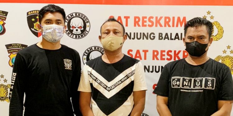 Tersangka TMS diapit Petugas di Mako Polres Tanjungbalai.