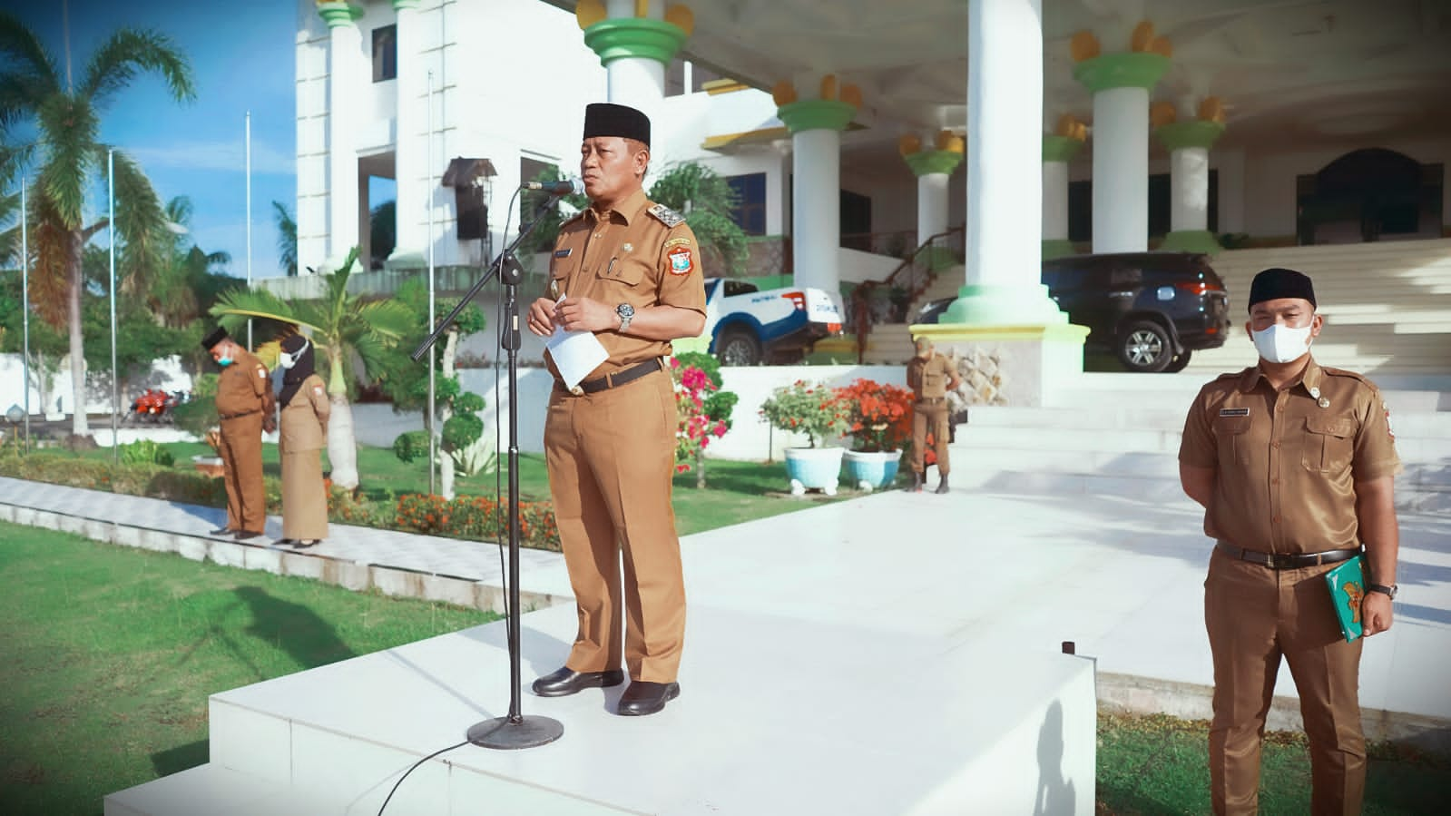 Plt Walikota Tanjungbalai saat memimpin apel.