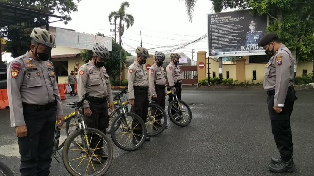 KBO Sat Samapta Polres Asahan Pimpin Patroli Bersepeda ke Pasar dan Pusat Keramaian Sambil Bagi Masker