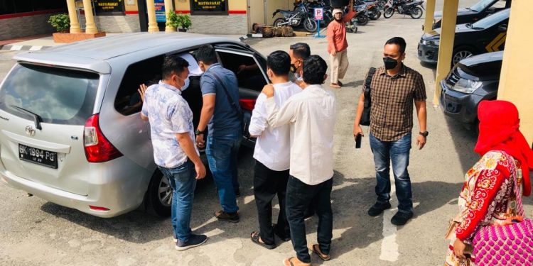 Pemakai narkoba saat diberangkatkan dari Polres Labuhanbatu.