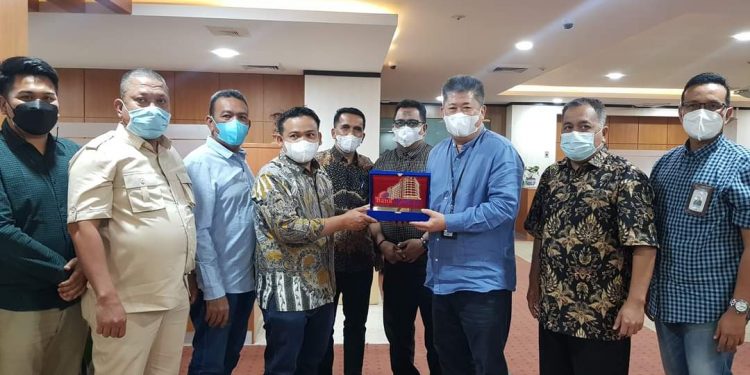 Plt Kadis Kominfo Awaludin Hasibuan dan Kaban Pendapatan Daerah Muslih bersama Komisi III DPRD Kabupaten Labuhanbatu berfoto bersama dengan pihak Bank Sumut, Medan.