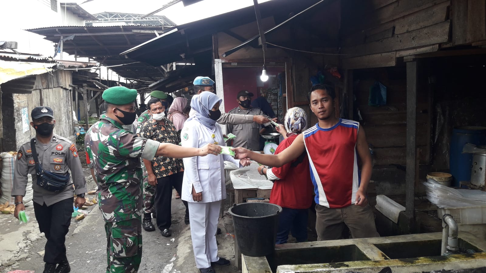 Polsek Simpang Empat dan Forkopincam Kecamatan Bagikan Masker ke Pengguna Jalan