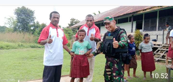 Siswa-Siswi di Perbatasan Papua: Terima Kasih Pak TNI, Sudah Beri Kami Tas dan Buku Serta Seragam Sekolah