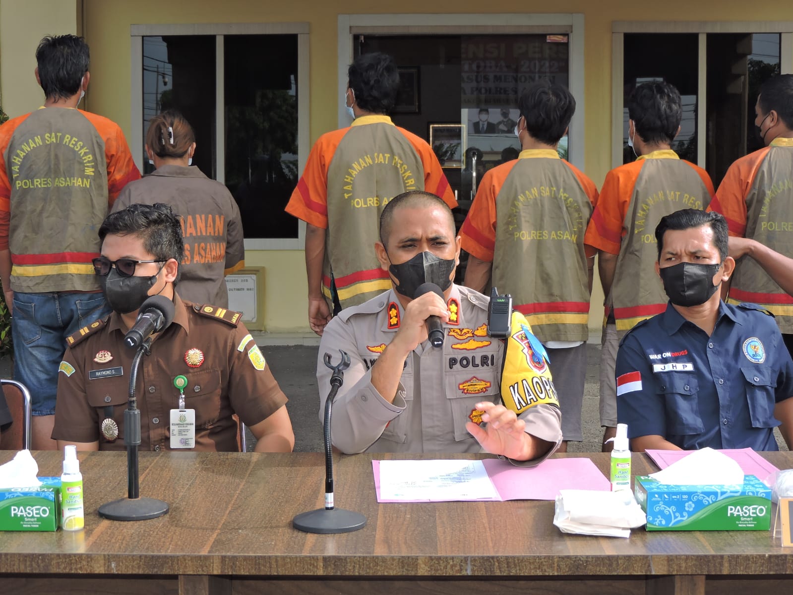 Kapolres Asahan memberikan keterangan.