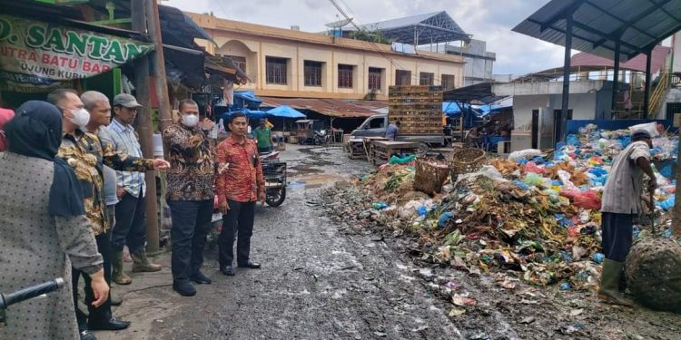 Bupati Labuhanbatu H Erik Adtrada Ritonga saat melihat sampah menggunung di Pasar Gelugur Rantauprapat.