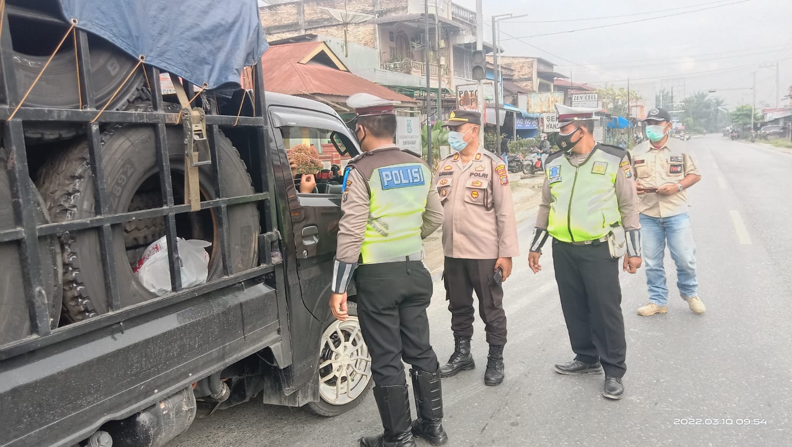 Polsek Air Batu Asahan Bagi Masker pada Warga