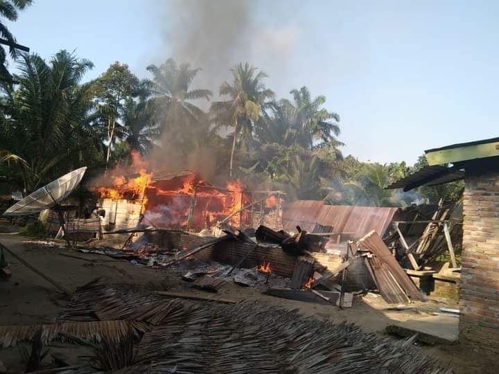 Rumah Semi Permanen di Labura Dilalap si Jago Merah