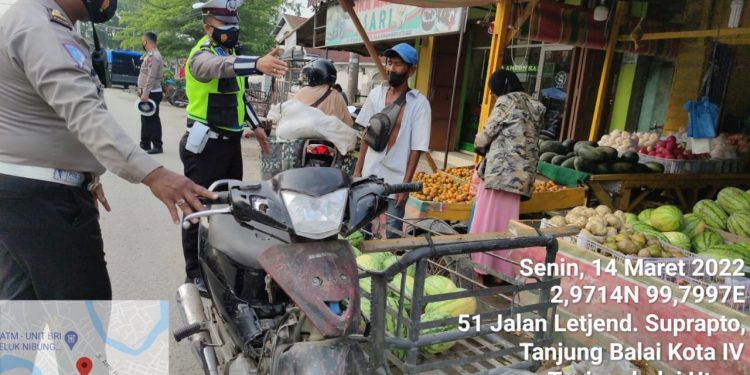 Kurangi Kesemrautan dan Kemacetan, Sat Lantas Polres Tanjungbalai Tertibkan Parkir Liar