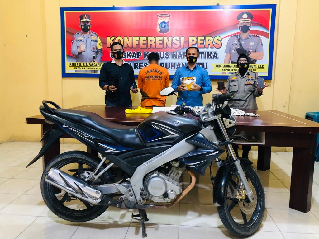 Tersangka dan barang bukti saat di Polres Labuhanbatu.