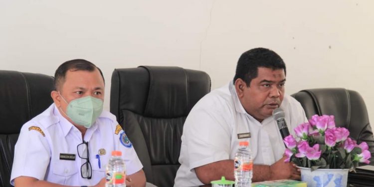 Kabag Organisasi Setdakab Labuhanbatu Hamamuddin (kiri) dan Assisten lll Zaid Harahap (kanan).