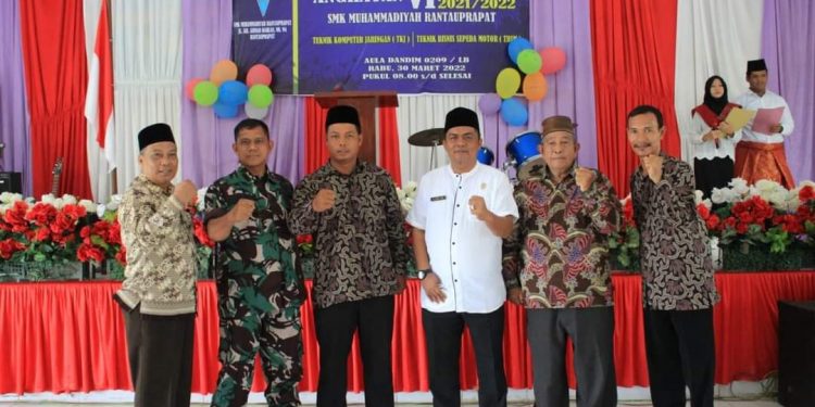 Plt Kadis Pendidikan Asrol Azis Lubis (baju putih) saat berfoto bersama.