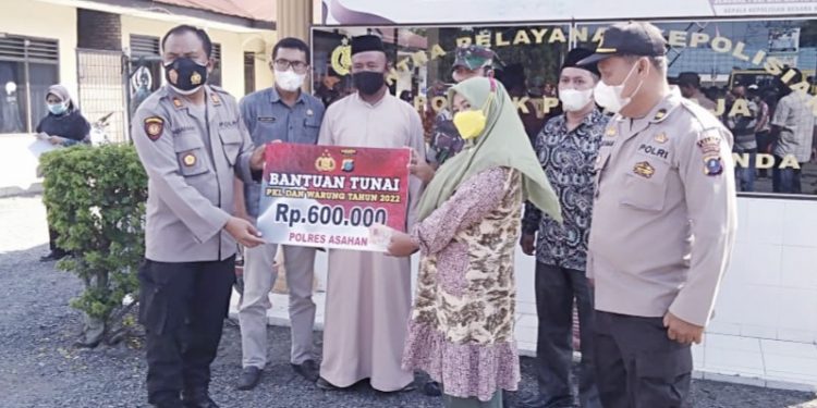 AKP Maralidang Harahap memyerahkan secara simbolis, bantuan tunai dari pemerintah kepada Pedagang K5 dan pemilik warung.