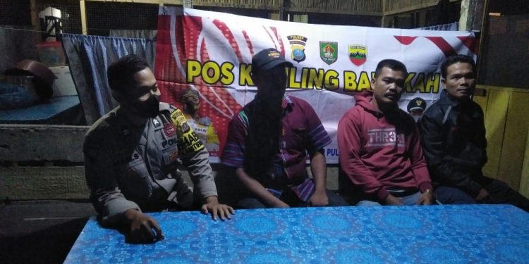 Polsek Bandar Pulau Asahan Patroli Dialogis bersama Warga di Pos Kamling Barokah Desa Aek Songsongan