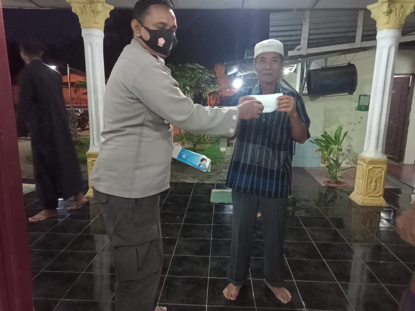 Personel Polsek Bandar Pulau Polres Asahan Bagikan Masker Kepada Jamaah Mesjid Muhajirin