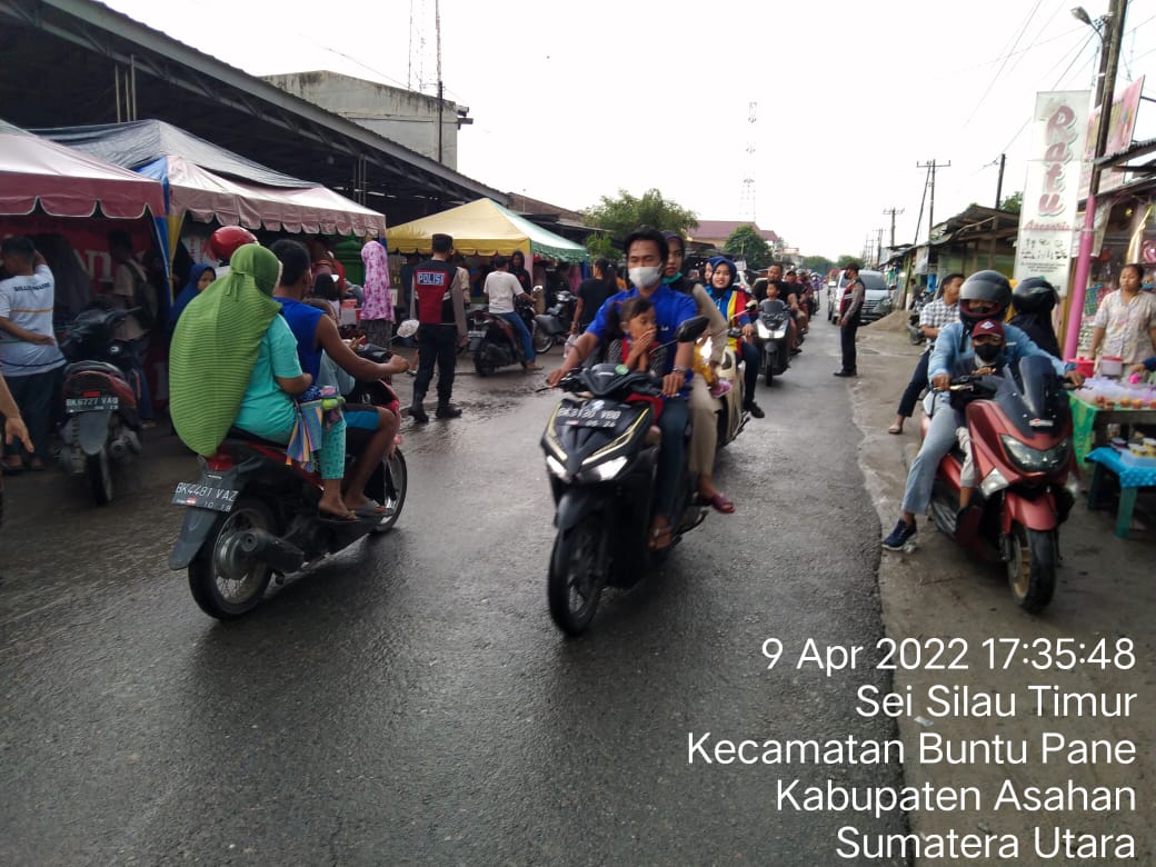 Warga "Banjiri" Lokasi Jualan Takjil, Personel Polsek Parapat Janji Asahan Atur Arus Lalulintas