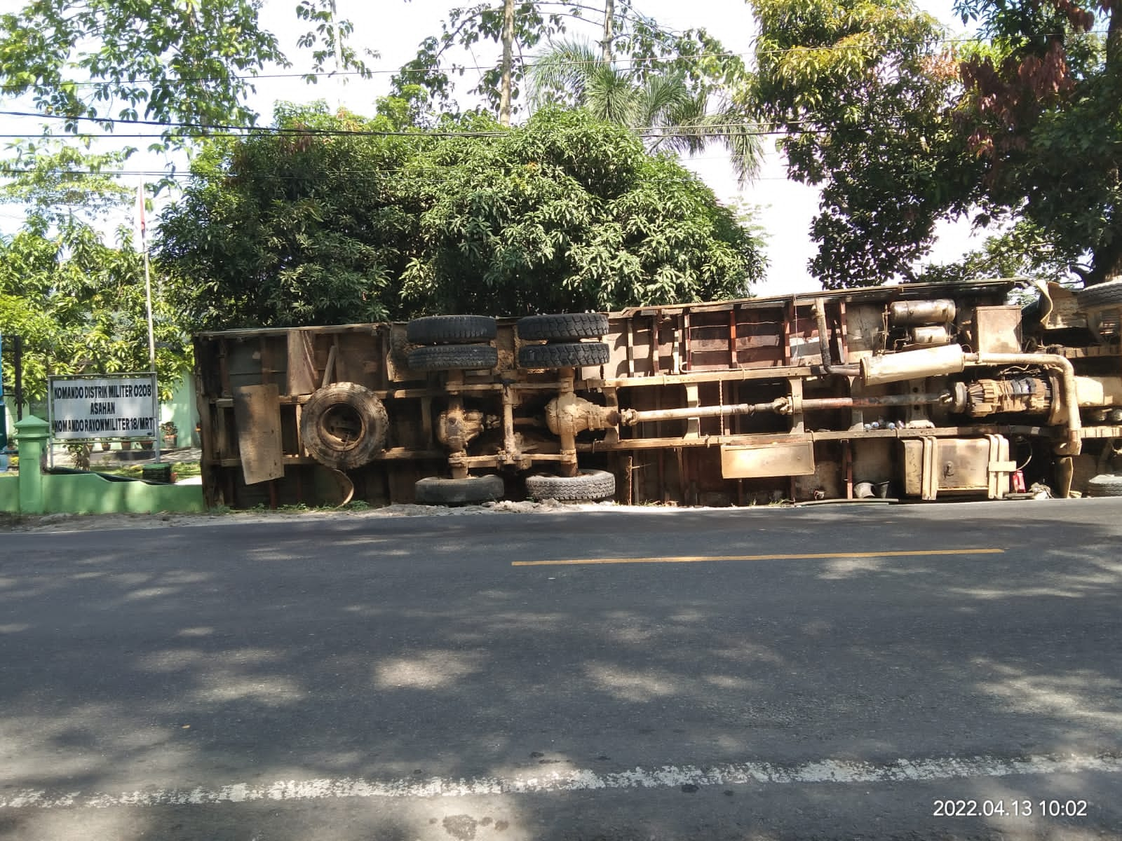 Truk Pengangkut Sawit Terbalik di Depan Koramil Meranti Asahan