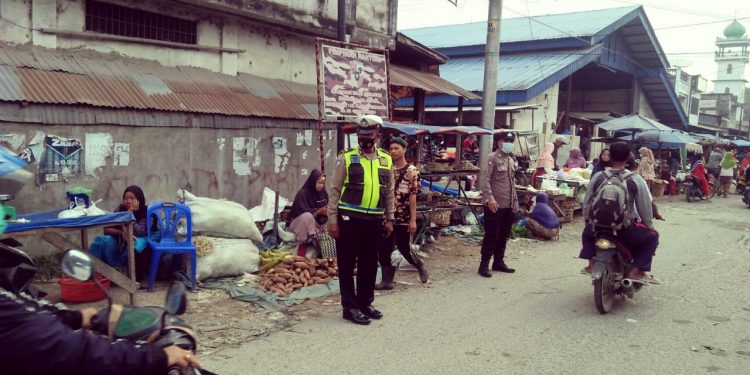 Personel Polsek Air Joman Polres Asahan Gatur Arus Lintas Pajak Kebun Sayur