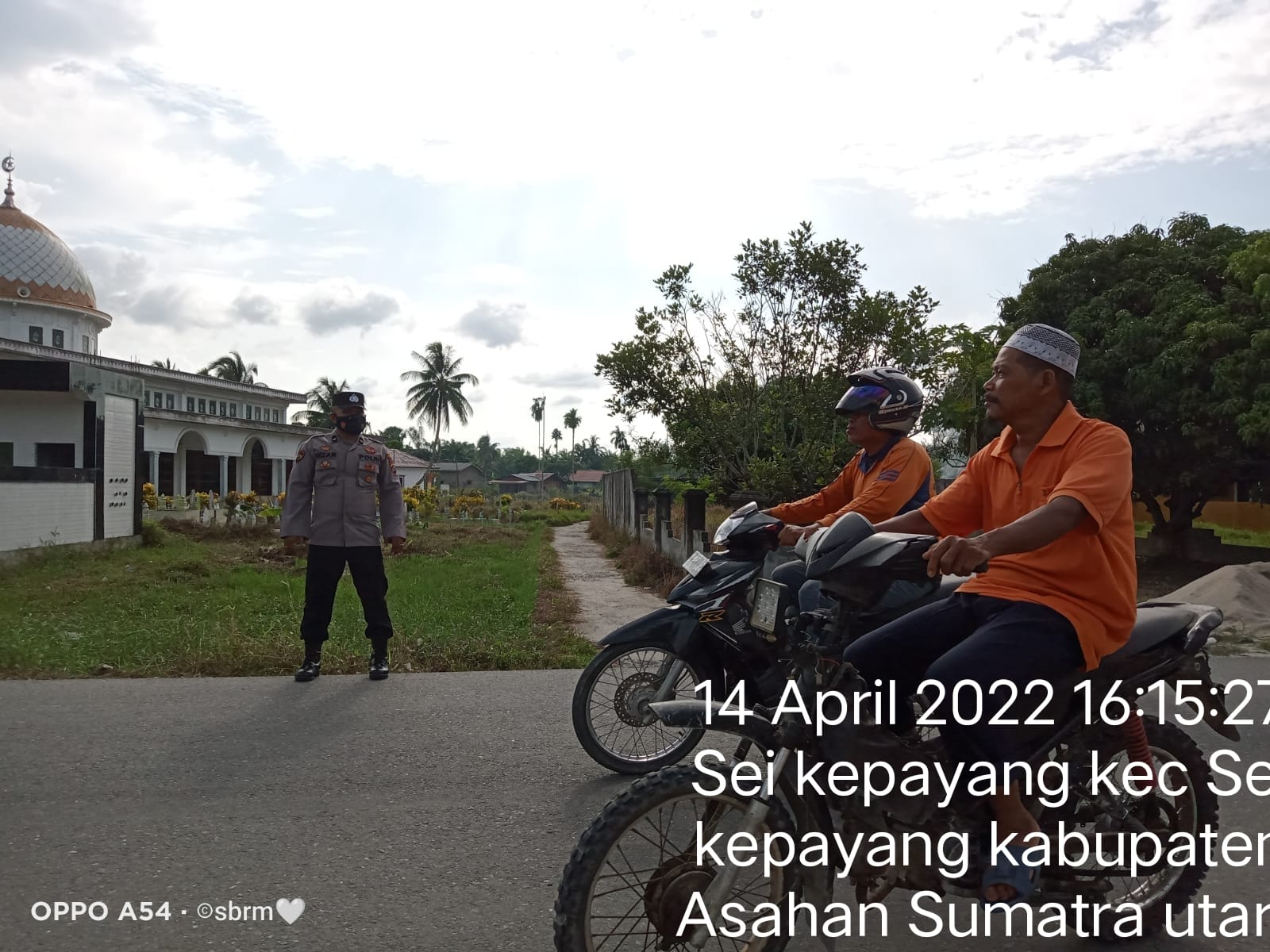 Personel Polsek Sei Kepayang Polres Asahan Gatur Arus Lalin Sore