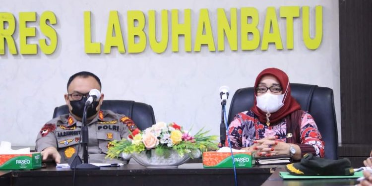 Wakil Bupati Labuhanbatu Hj Ellya Rosa Siregar (kanan) bersama Kapolres Labuhanbatu AKBP Anhar Arlia Rangkuti SIK (kiri).