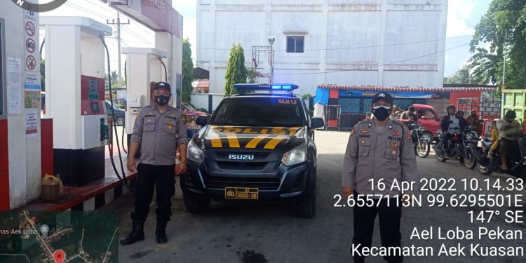 Personel Polsek Pulau Raja Polres Asahan Monitoring di SPBU