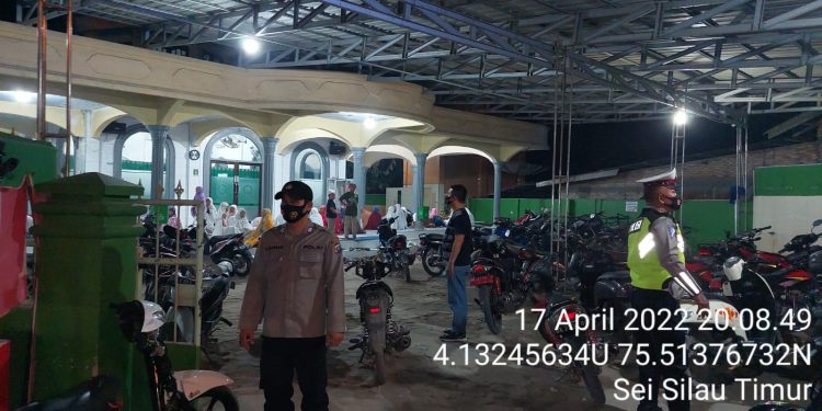 Personel Polsek Prapat Janji Patroli Blue Light ke Masjid