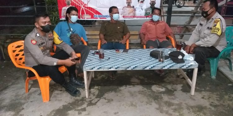 Personel Polsek Bandar Pulau Patroli Dialogis di Pos Kamling Barokah Desa Aek Songsongan