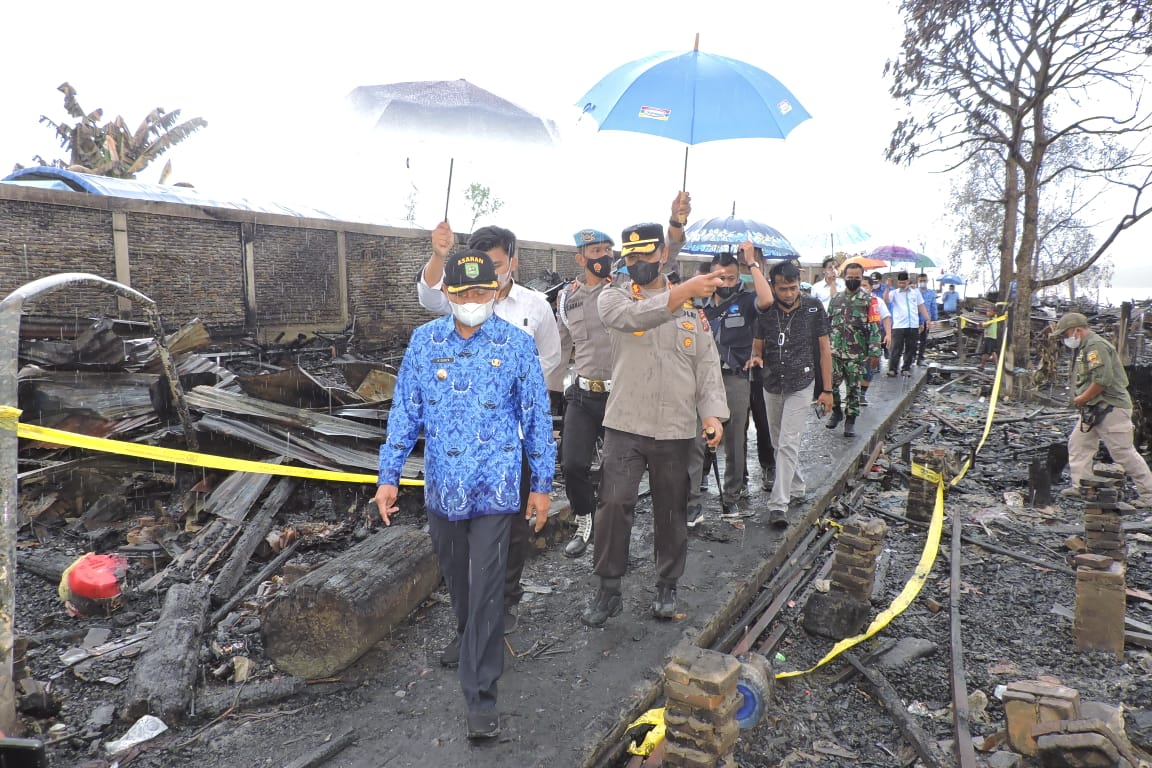 TASLABNEWS, ASAHAN- Kapolres Asahan AKBP Putu Yudha Prawira SIK MH bersama Forkopimda meninjau lokasi pengungsian dan lokasi kebakaran sekaligus memberikan bantuan kepada korban kebakaran di Dusun II, Desa Sei Apung Jaya, Kecamatan Tanjungbalai, Kabupaten Asahan, Senin (18/4/2022).