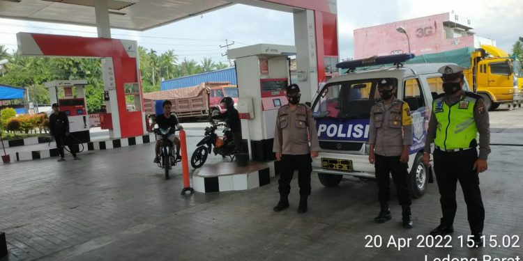 Personel Polsek Pulau Raja  Monitoring Ketersediaan BBM Solar di SPBU