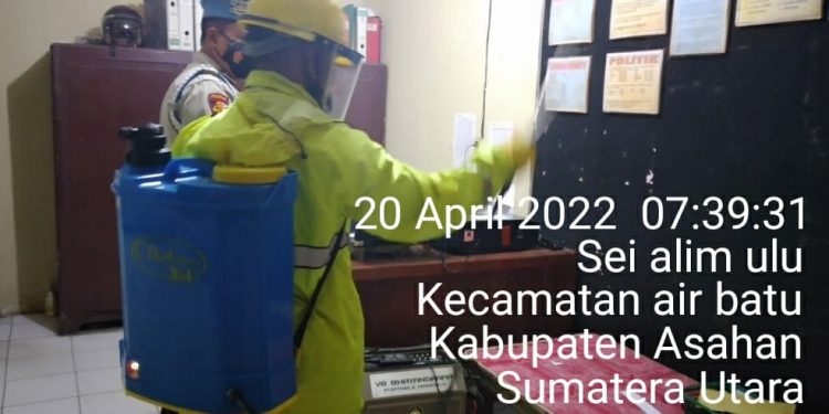 Polsek Air Batu Asahan Disemprot Disinfektan 