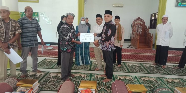 Kabag Keuangan Sekretariat DPRD Labuhanbatu Parulian Ritonga saat menyerahkan bantuan kepada pengurus mesjid Jami'Amaliyah