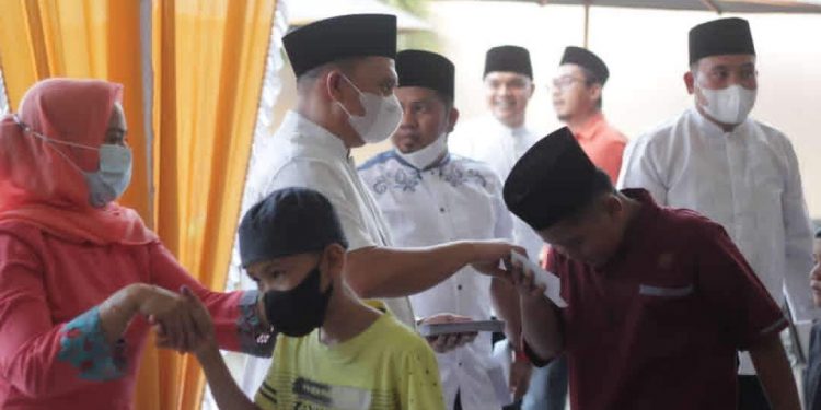 Bupati Labuhanbatu H Erik Adtrada Ritonga saat berbuka puasa bersama anak yatim.