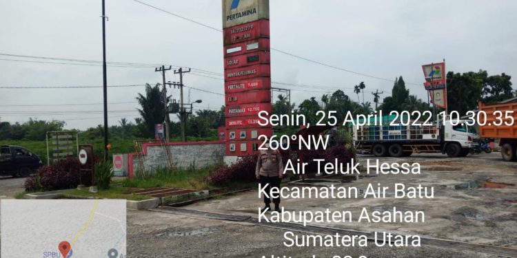 Personel Polsek Air Batu Monitoring Ketersediaan BBM Solar di SPBU