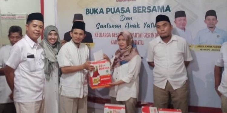 Ketua DPC Partai Gerindra Labuhanbatu saat memberikan bingkisan kepada warga saat acara buka puasa bersama.