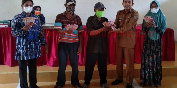 foto/teks: edi surya
Kades Sei Beluru saat menyerahkan BLT DD dan insentif di Aula Kantor Kepala Desa Sei Beluru.