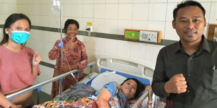 foto: ist
Elfi boru Simbolon dijenguk Parlindungan Manurung, setelah melahirkan bayi perempuan dengan selamat.