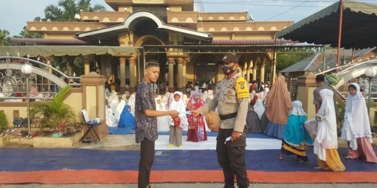 Personel Polsek Air Batu Polres Asahan Pengamanan Ibadah Sholat Idul Fitri 1443 H