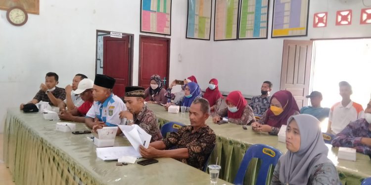 Bhabinkamtimas Polsek Pulau Raja Hadiri Undangan Rapat Sosialisasi Pemilihan Kepala Desa Aek Loba