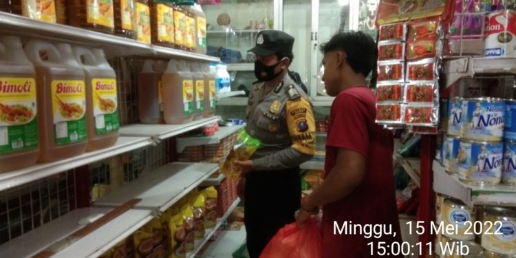 Bhabinkamtimas Polsek Air Batu Monitoring Kelangkaan Minyak Goreng