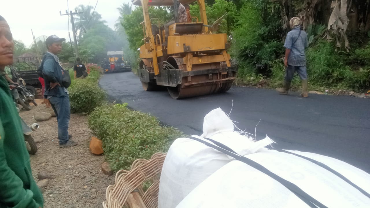 (Zatam/Taslab News) Proyek peningkatan jalan ruas Lumut - Sihiong yang tidak memasang papan nama.