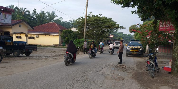 Personel Polsek Bandar Pulau Asahan Atur Arus Lalulintas di Jalan Lintas Sigura-gura