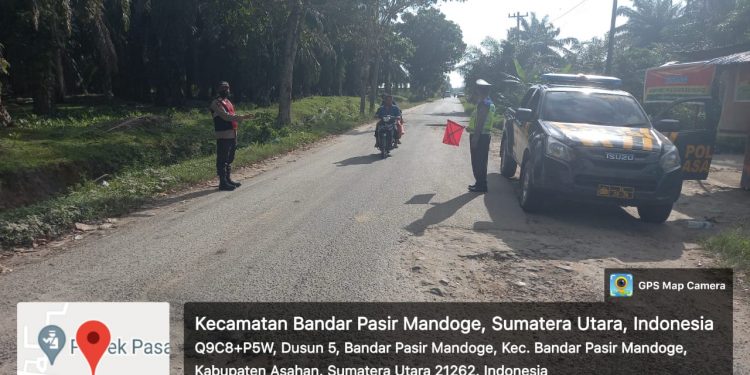 Personel Polsek Bandar Pasir Mandoge Lakukan Pengaturan Lalu lintas di Sore Hari