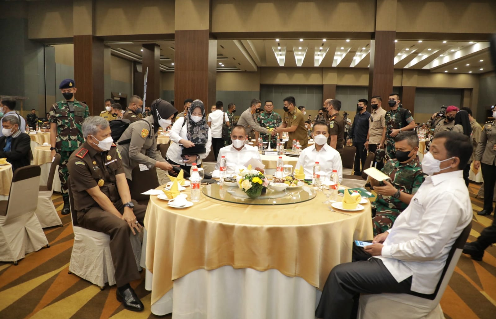 Rapat Koordinasi Percepatan Realisasi APBD Kabupaten/Kota dan Pembangunan Infrastuktur di Hotel Santika Dyandra