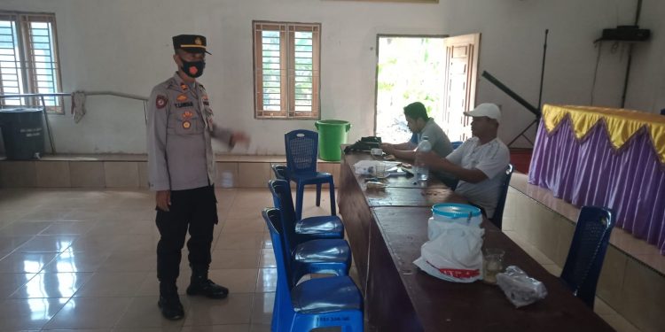 Kapolsek Air Joman Polres Asahan Iptu T. Lawolo melakukan kunjungan silaturahmi ke desa-desa yang melaksanakan Pilkades