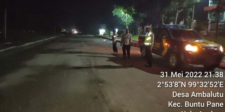 Personel Polsek Prapat Janji  Gelar Patroli Blue Light 