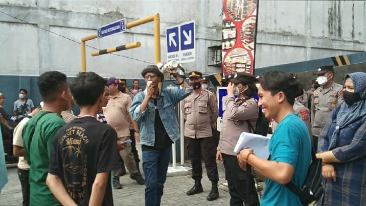 Didemo Massa Bima Asahan, Warga Ngaku Keberadaan Irian Market Menguntungkan