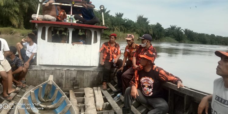 Pencarian terhadap korban yang tenggelam di sungai Asahan