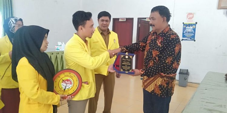 KKN Selesai, Mahasiswa Berikan Cendramata untuk Kades Aek Loba