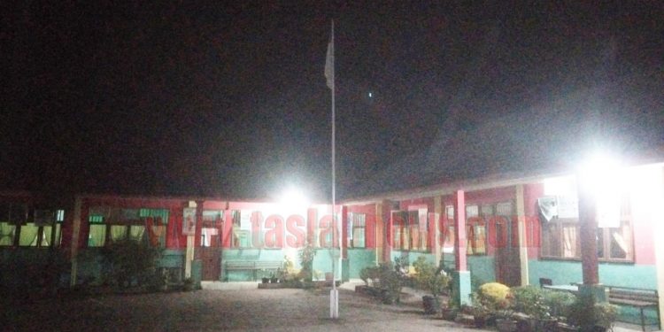 Hingga malam hari Bendera Merah Putih masih terpasang di tiang bendera SDN 010096 Asahan.