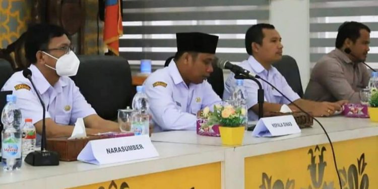 Plt Kadis Kominfo Labuhanbatu Ahmad Fadly (tengah) saat membuka acara.